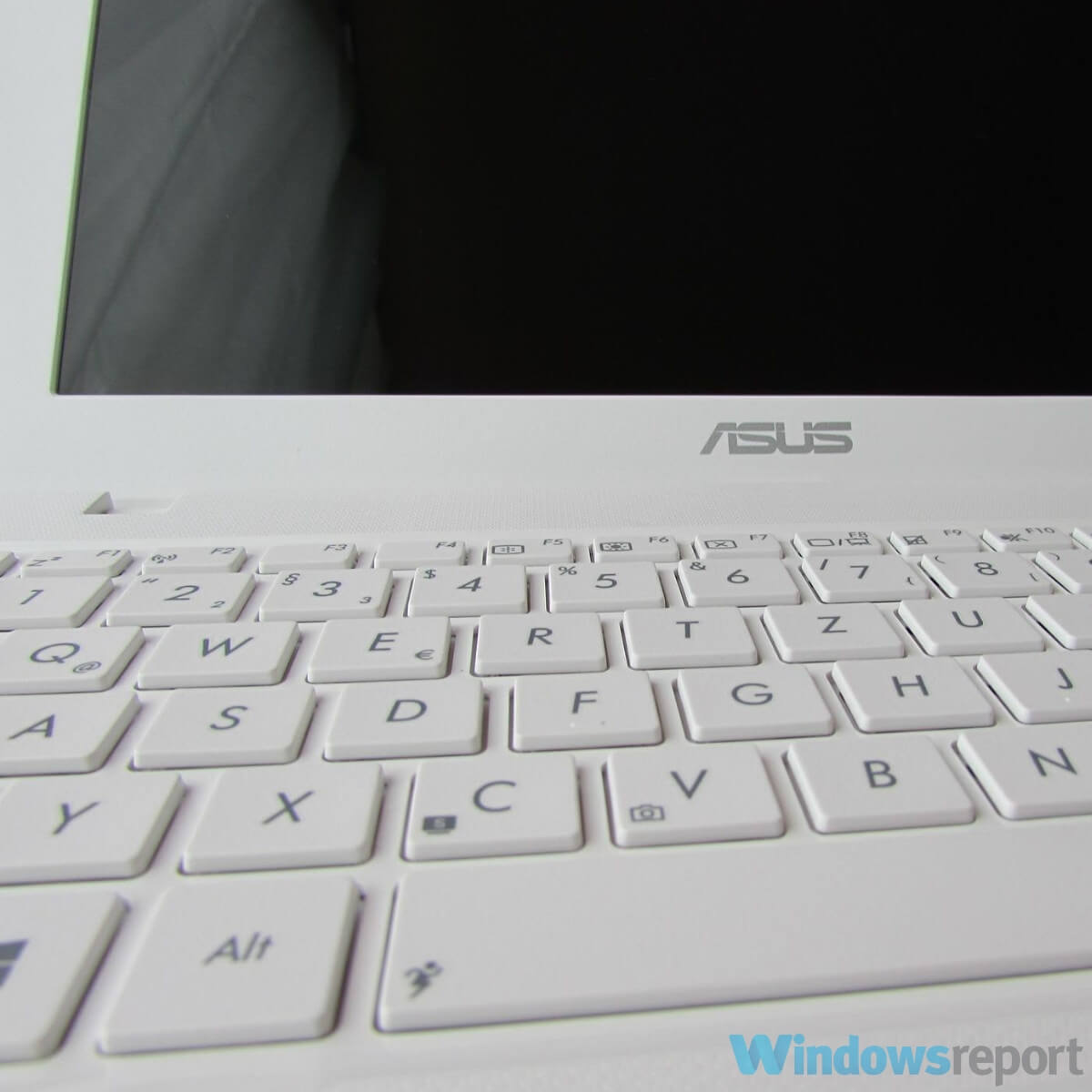 laptop close-up white Asus laptop close-up white - Arc launcher not updating