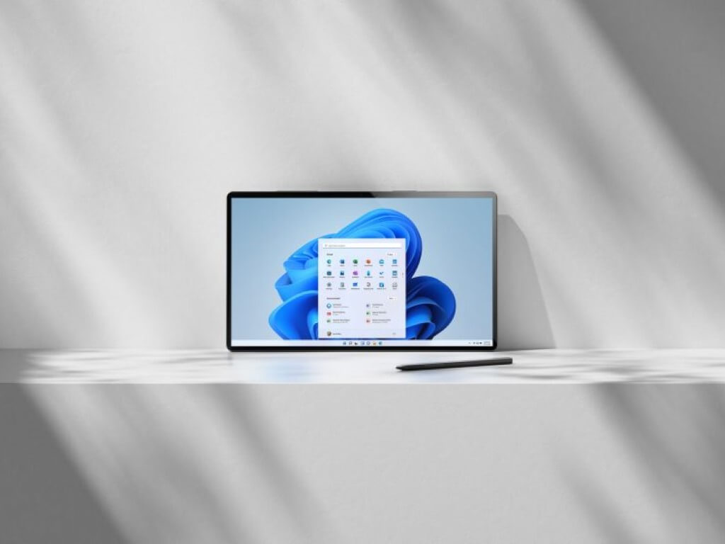 Microsoft Store Surface listings add “free upgrade to Windows 11” banner