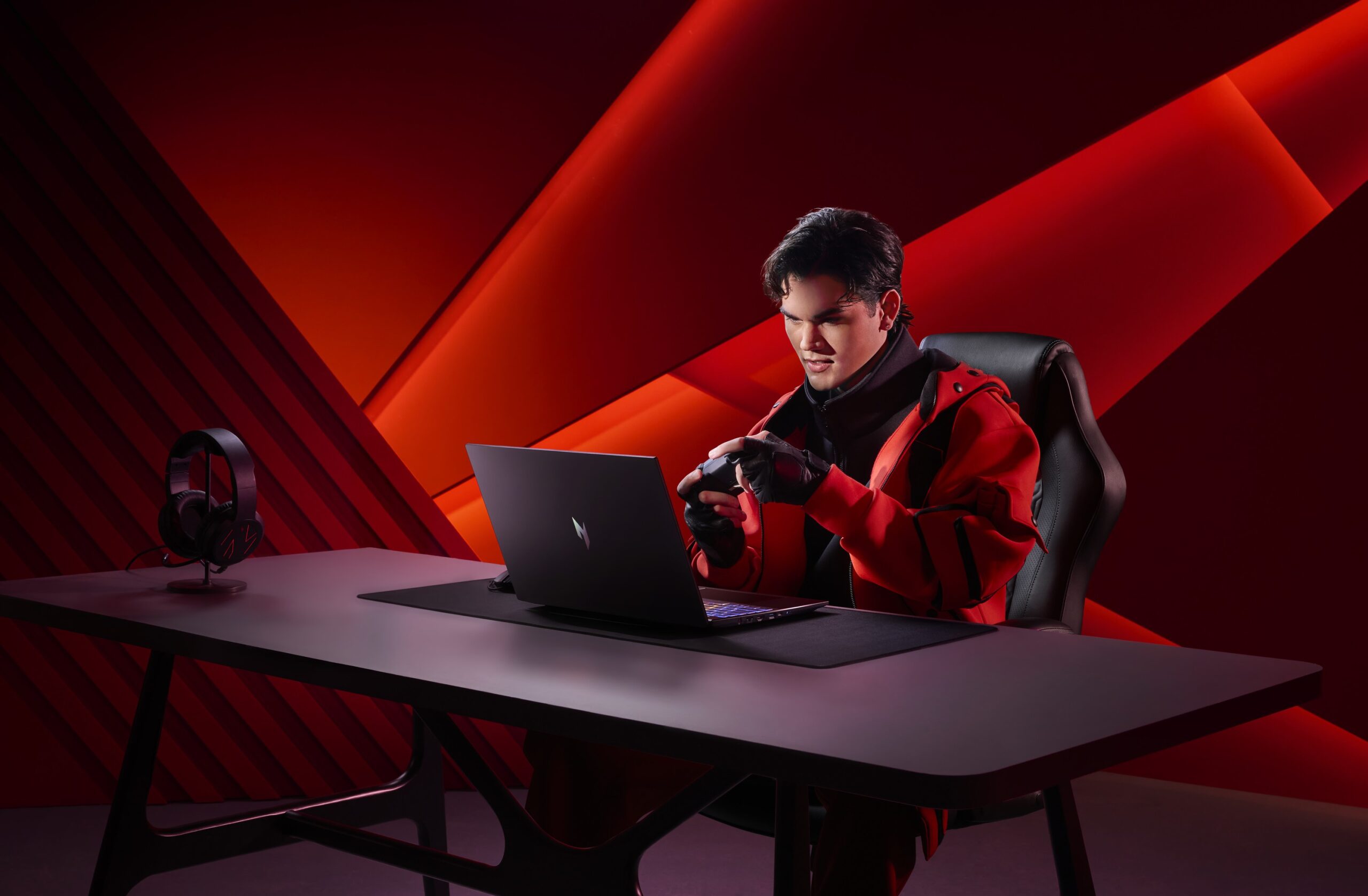 Acer Nitro V 16 AI-ANV16-A71-Lifestyle-01